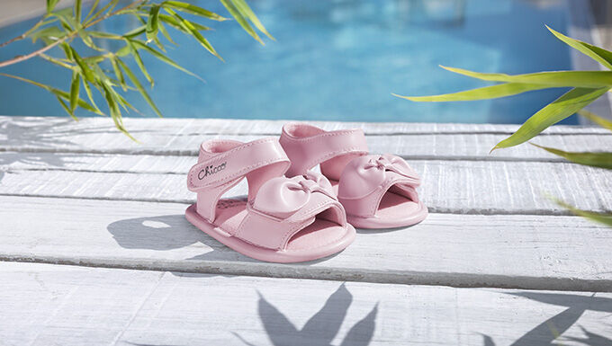 https://www.chicco.it/dw/image/v2/BJJJ_PRD/on/demandware.static/-/Sites-Chicco-Italy-Library/it_IT/dw1cf54bc1/site/06-Pagina di Categoria/Fashion/Abbigliamento/Nuova Collezione/2026/PE 2026/Estate/680x385px-CHICCO_SS26_SL 111-def.jpg